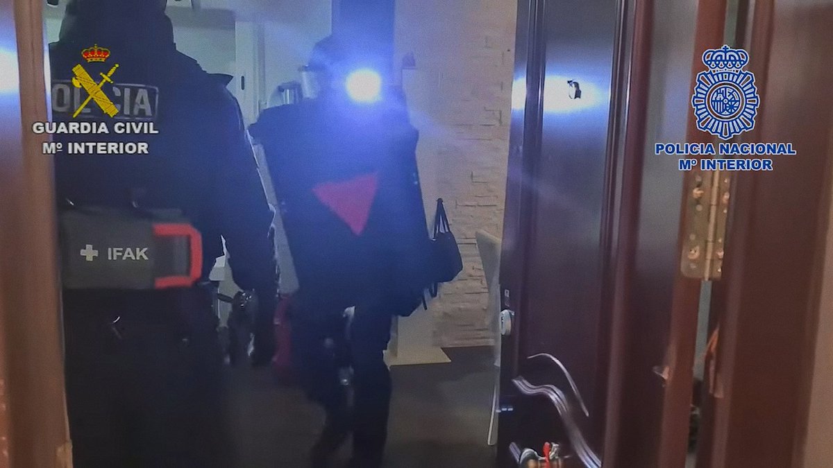 tacticalporn's tweet image. 🇪🇸GOES durante una operación contra el narcotráfico en Sevilla esta semana.

- Tasmanian Tiger IFAK VL L
- Triángulo rojo en el escudo para tratar de focalizar en esa zona los disparos de algún fulano armado.

#PoliciaNacional #GOES #TacticalUnit #TCCC