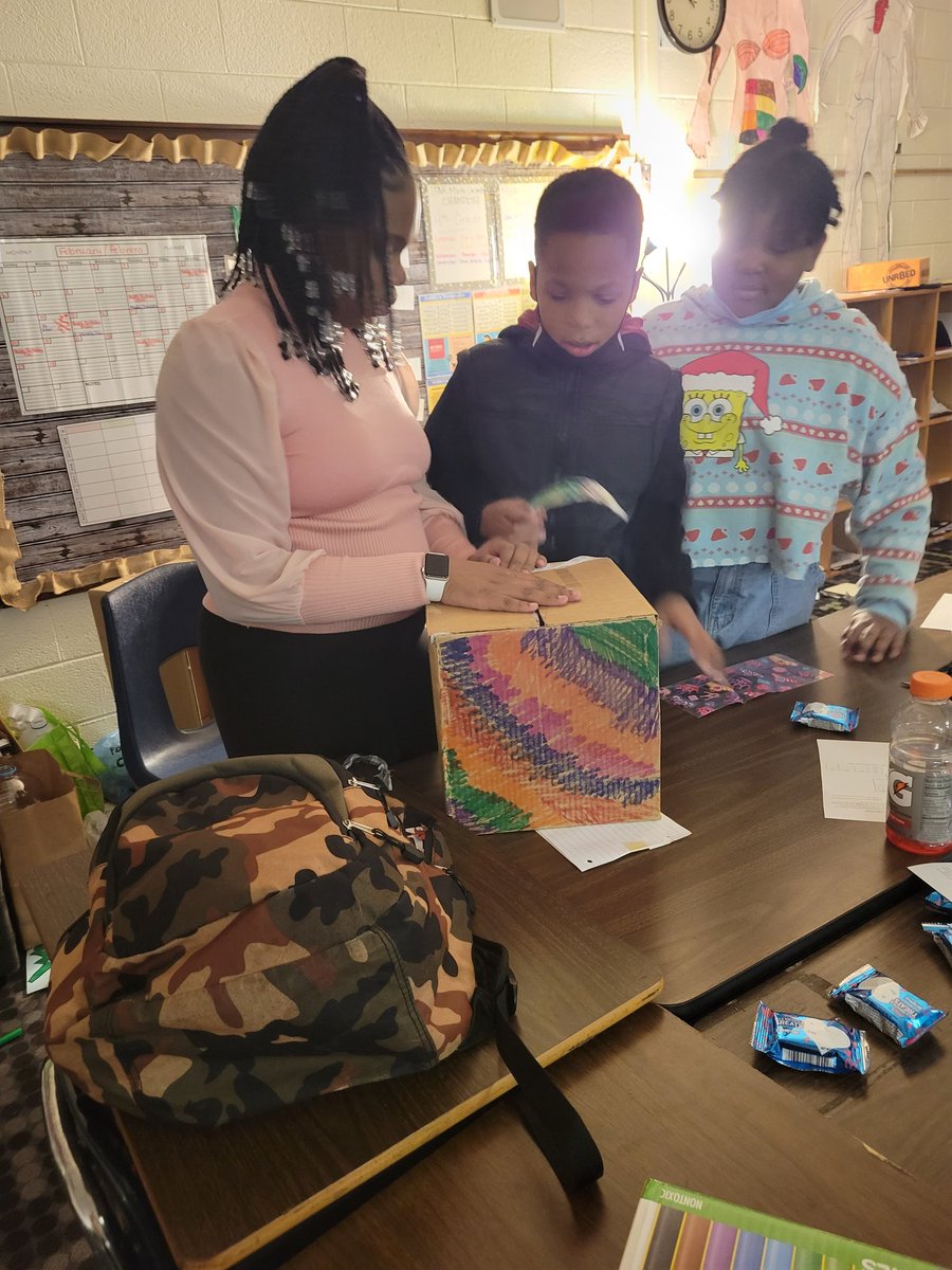 Using what we learned about conductors and insulators to try to build the best lunch box. We'll test next week! #STEM #ieslimelight <a href="/IESGators/">Isenberg Elementary</a> <a href="/RSSchoolsNC/">Rowan-Salisbury Schools</a>