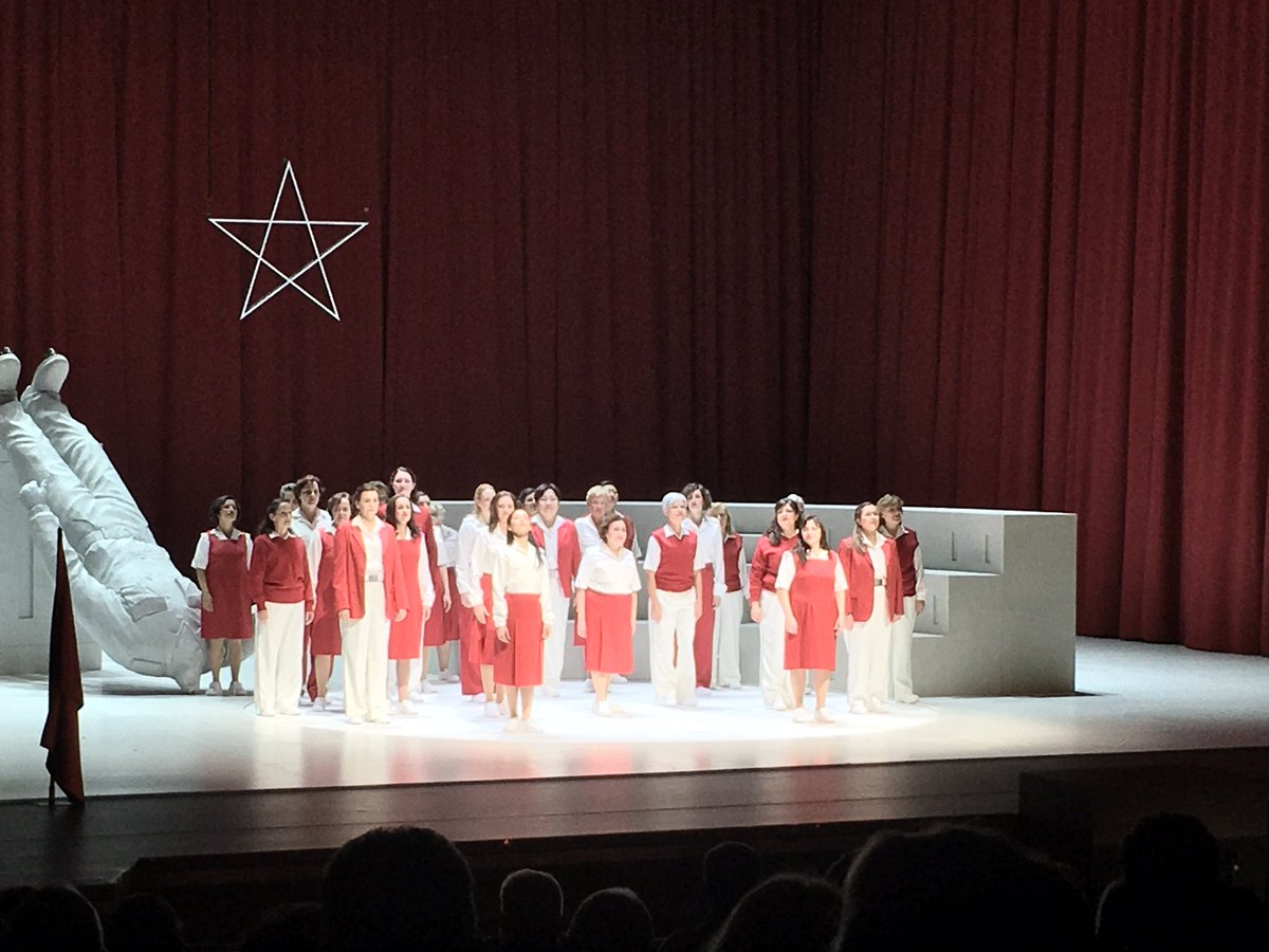 KarlHurb's tweet photo. Mix of installation&amp;choreography in all-women cast #Vivaldi’s oratory #StgtJuditha @oper_stuttgart. #SilviaCosta finds simple, effective scenes of similarities in seemingly divisive principles. Juditha is Everywoman. @BenjaminBayl &amp; orch w period instruments 💪💥 sensual, bouncy. https://t.co/7e4llD4qmA