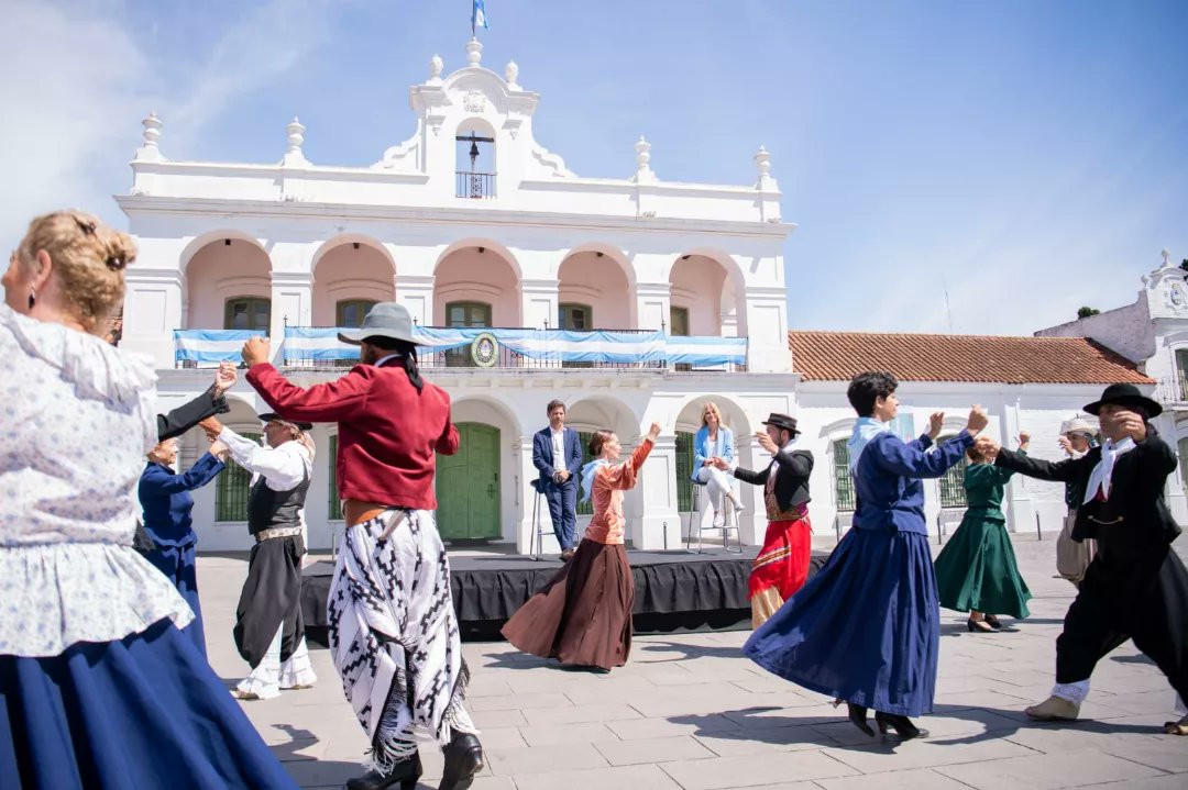 lriesgo's tweet photo. ¡Festejamos los 202 años de nuestra Provincia! 🎉

👉 Hoy en Luján celebramos los 202 años de la Provincia, en una hermosa jornada para celebrar nuestra identidad bonaerense. Como dijo @kicillofok, "nosotros tenemos identidad porque somos diversos pero buscamos un objetivo común" https://t.co/ABts3OMAzD