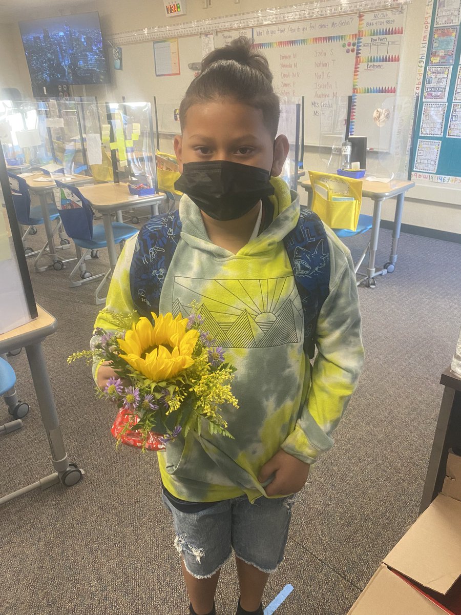 MVonetta's tweet photo. Thank you to this awesome Gladiator that stopped by this morning and brighten my day. 😊 #nlmusd #Glazier #ProudESSS #iamaschoolcounselor https://t.co/hZHHMJRTjC