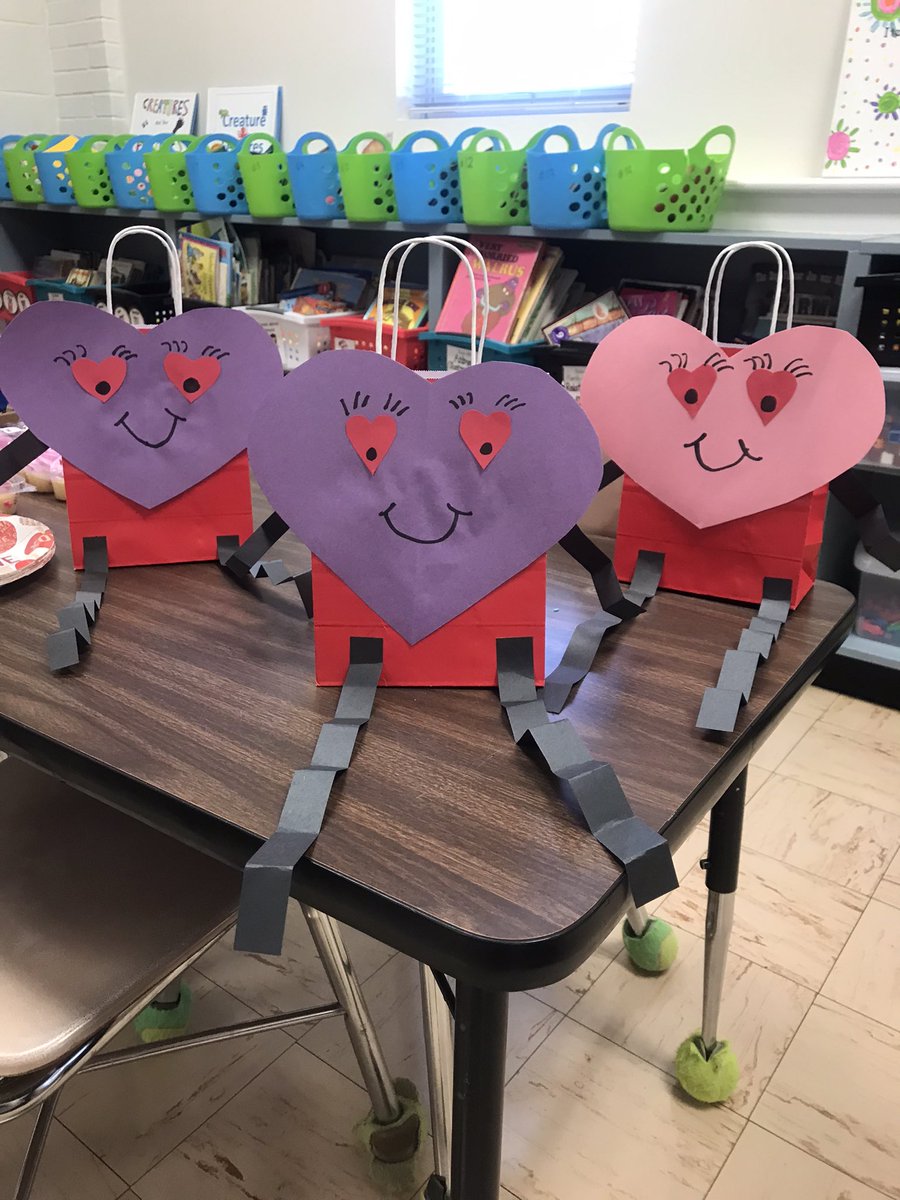 firstofcourse1's tweet photo. Love is in the air! #valentinesday #firstgradefriends #theyloveme https://t.co/HzNBbesMw5