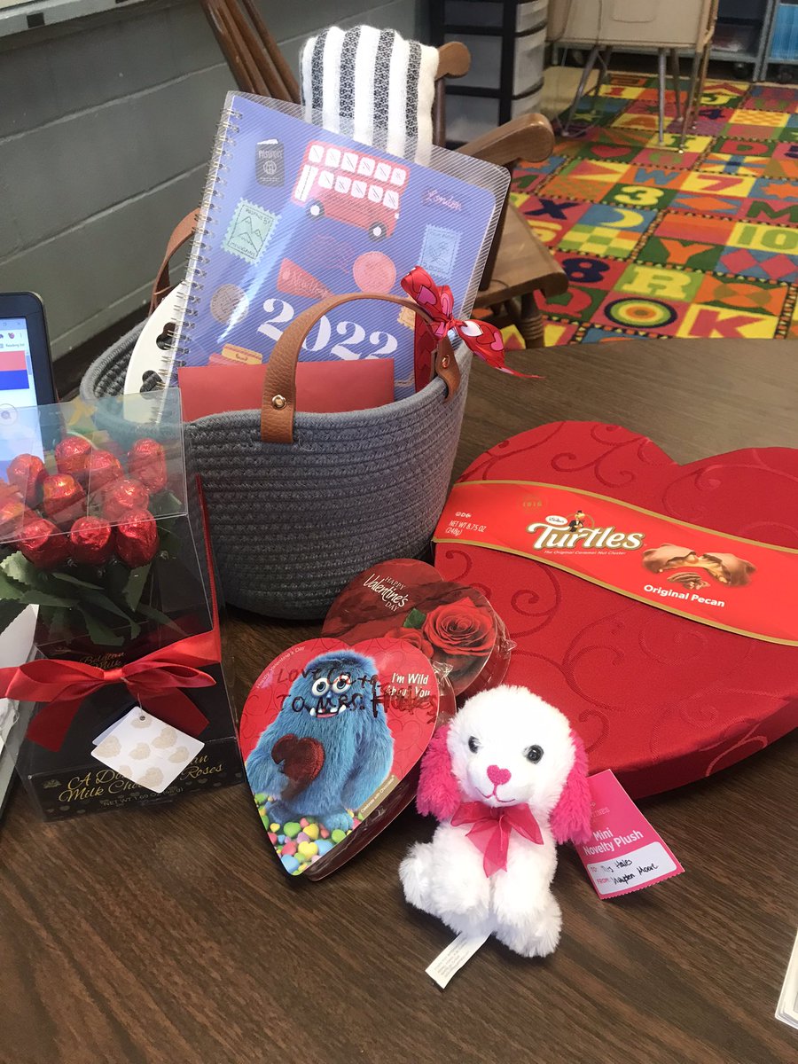 firstofcourse1's tweet photo. Love is in the air! #valentinesday #firstgradefriends #theyloveme https://t.co/HzNBbesMw5