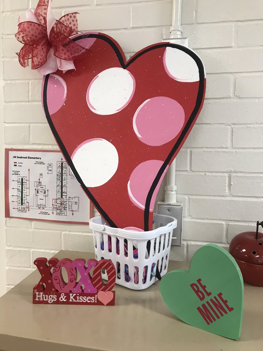 firstofcourse1's tweet photo. Love is in the air! #valentinesday #firstgradefriends #theyloveme https://t.co/HzNBbesMw5