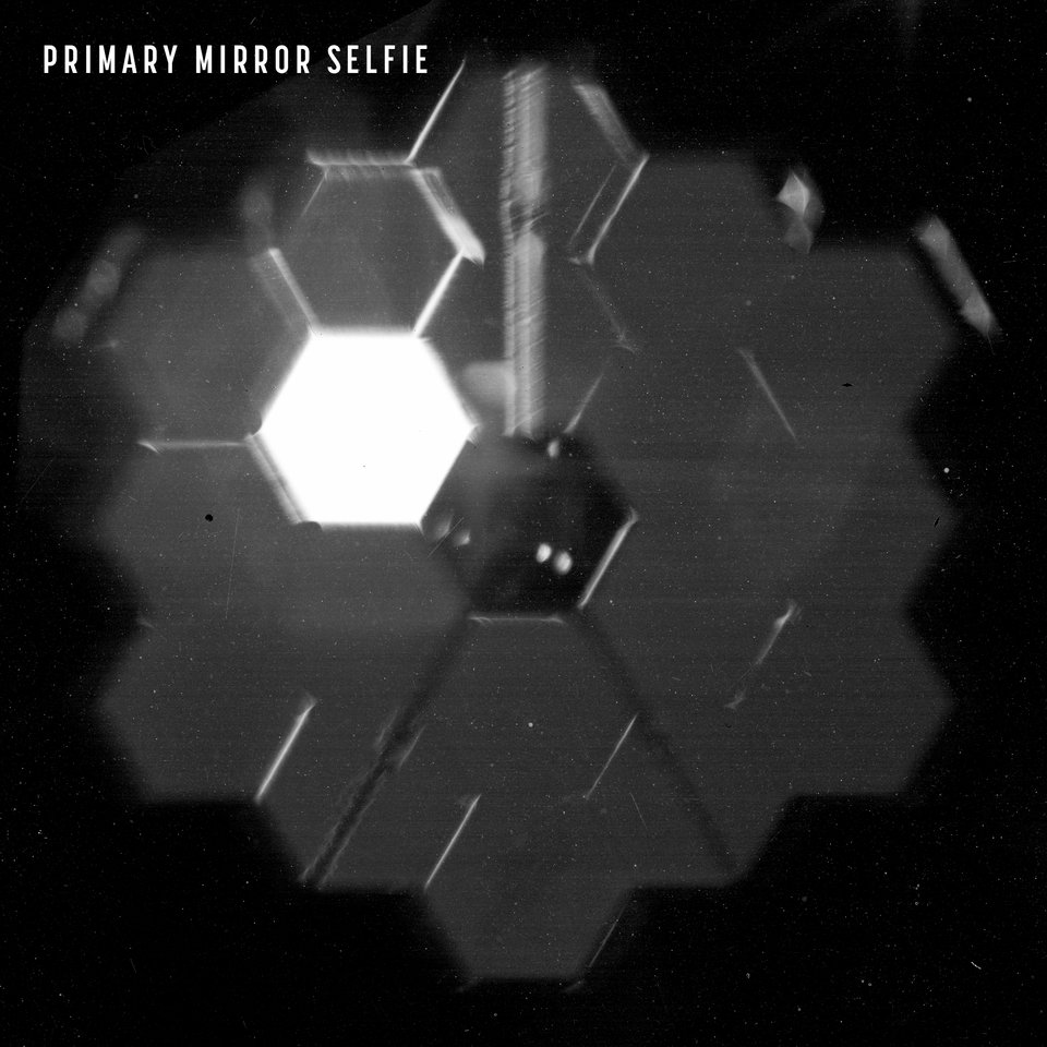 ESA_fr's tweet photo. Ce "selfie" du télescope spatial NASA/ESA/CSA #Webb n'a pas été pris par une caméra extérieure mais  par un objectif spécial de l'instrument #NIRCam !

Faites le point sur cette image au lien suivant 😉👉 https://t.co/Qym2EIxGwP https://t.co/0uJDcpWOAb