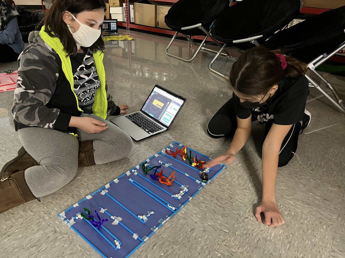 kmdunlap's tweet photo. Ozobots around the room. 😊 #steam #programming #ozobots #ozoblockly @FPSchools @Ozobot https://t.co/uFQWEY7UqB