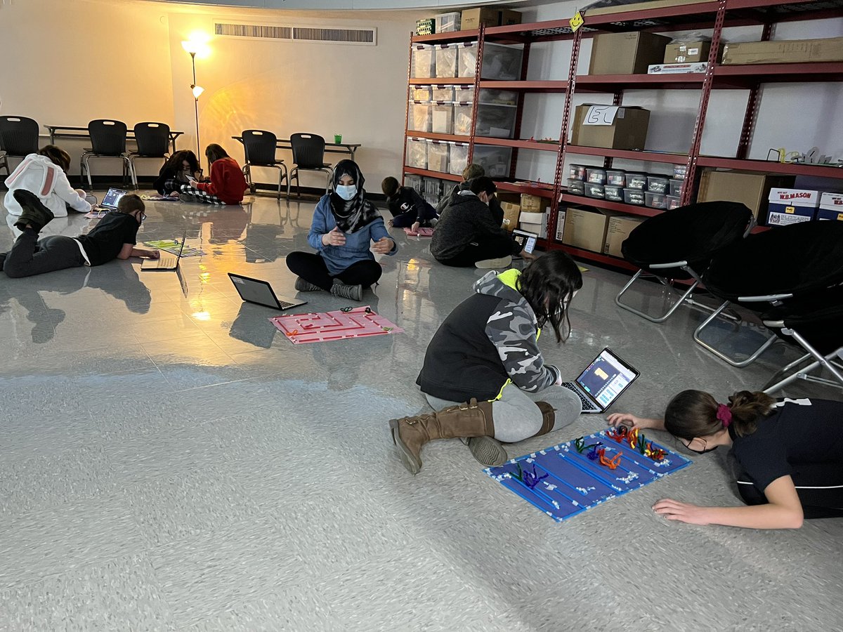 kmdunlap's tweet photo. Ozobots around the room. 😊 #steam #programming #ozobots #ozoblockly @FPSchools @Ozobot https://t.co/uFQWEY7UqB
