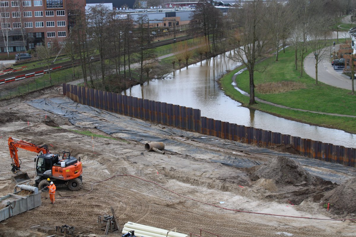 12-02-2022: Aan de zuidzijde is een start gemaakt met het plaatsen van buisschroefpalen. Deze palen vormen straks de fundering voor de weg. Aan de noordzijde zitten de damwanden erin en is <a href="/HenkvanTongeren/">Van Tongeren Watertechniek</a> gestart met bronbemaling. #TunnelOsseveld #Apeldoorn