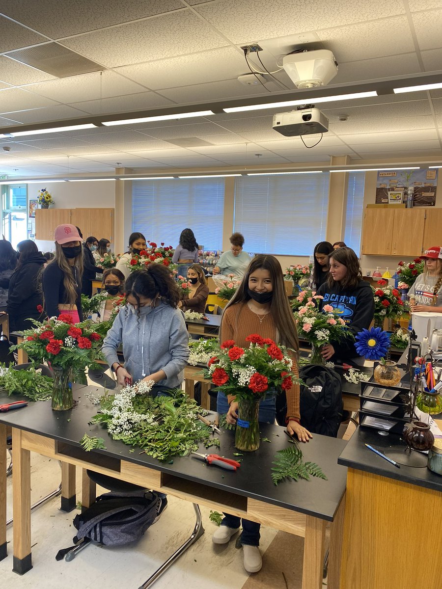 Our El Capitan Floral classes were putting the finishing touches on their Valentines Day arrangements. #CTE #muhsd #ValentinesDay #floral #ecgauchos