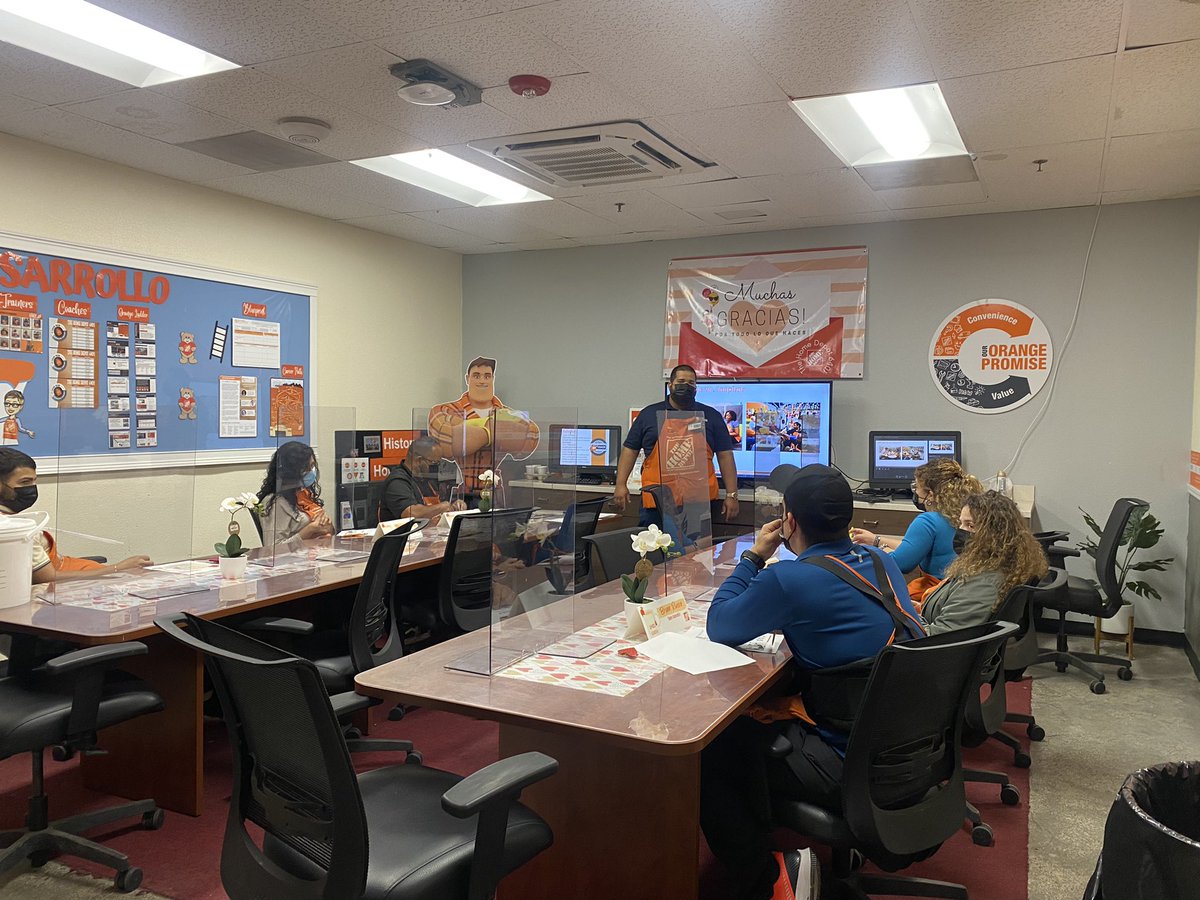 KarolynOc's tweet photo. Gracias DS Edwin por tu compromiso con el desarrollo del equipo! 🧡 #Develop https://t.co/K0lvkNZW5k