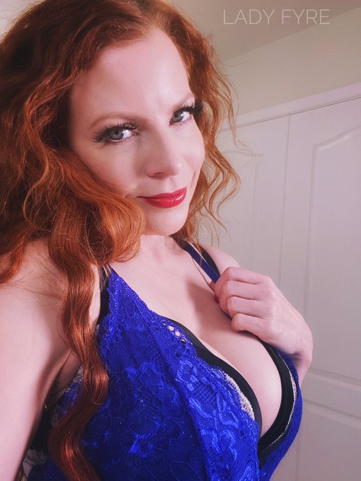 Filming day! Loving this blue. https://t.co/8bozKuz0uA