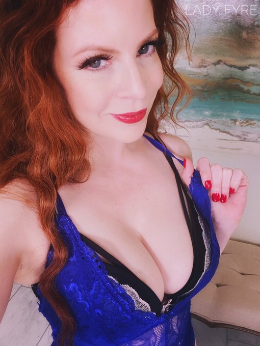 2 pic. Filming day! Loving this blue. https://t.co/8bozKuz0uA