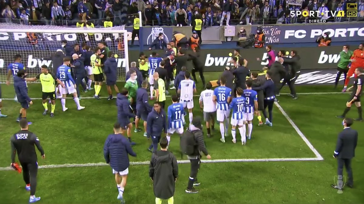 B24PT's tweet photo. Malta, o jogo já acabou. Tá na hora de irem tomar banho. https://t.co/d411GjAGqP