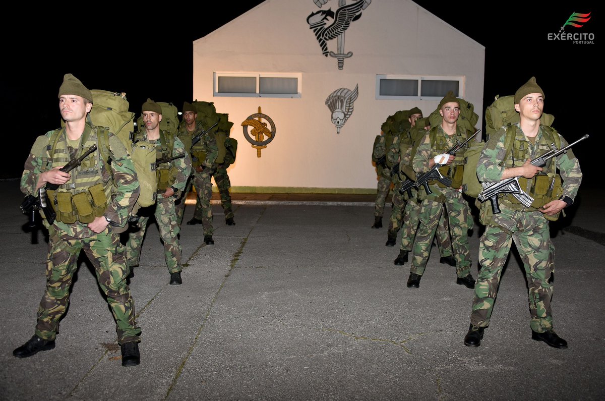 Exercito_pt's tweet photo. #Boanoite Cerimónia de início dos Cursos de Precursor Aeroterrestre de Oficiais/Sargentos e de Praças #ExércitoPortuguês #CPREC
Notícia em https://t.co/F7yMnJygXg https://t.co/OAiJ6y5VI8