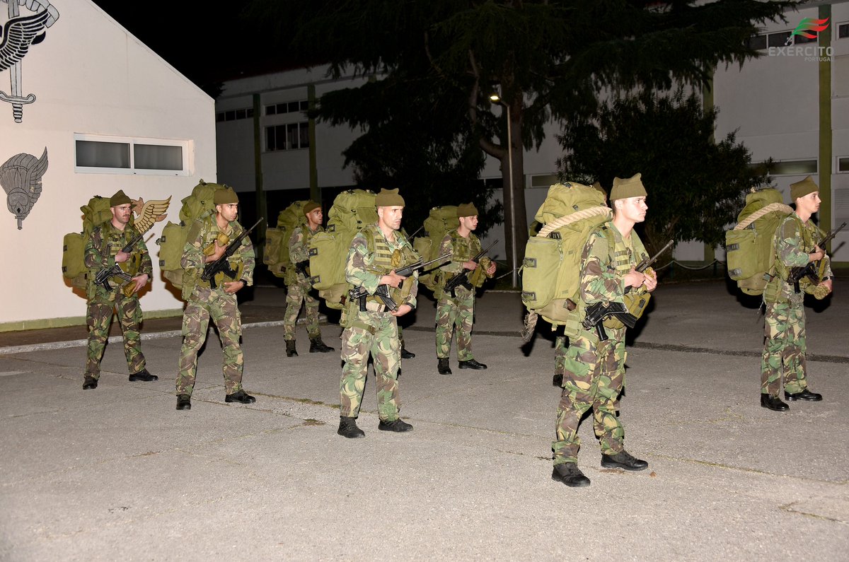 Exercito_pt's tweet photo. #Boanoite Cerimónia de início dos Cursos de Precursor Aeroterrestre de Oficiais/Sargentos e de Praças #ExércitoPortuguês #CPREC
Notícia em https://t.co/F7yMnJygXg https://t.co/OAiJ6y5VI8