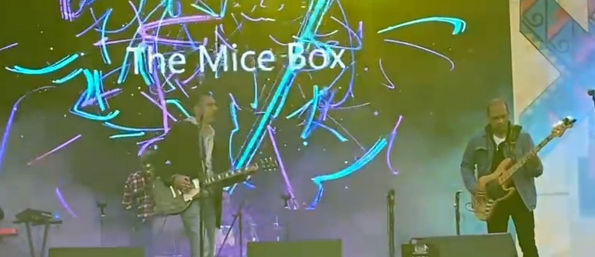 ASarraldeDelgad's tweet photo. https://t.co/8BtynCQn7b

Maravillosas fotos desde el público... GRACIAS!

THE MICE BOX - TMB 
Rock hecho al pie de un volcán! 🌋
#THEMICEBOX #pasto #nariño 
@rockaxisoficial
@AutopistaRock
@radionica @RockMachineFM @Efectofuzz @decibelescol @RDisidentes https://t.co/nxD5zZYlHp
