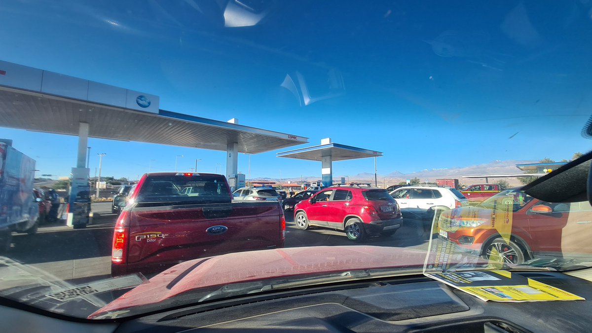Jpseuval's tweet photo. Copec San pedro de Atacama ,filas para recargar solo 10.000 #ParoNacional https://t.co/bJQ50K3n1X