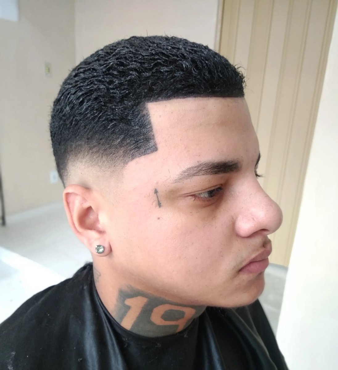 tiago_beni's tweet photo. Mid Fade navalhado com pigmentação. https://t.co/i0EsfQkhzA