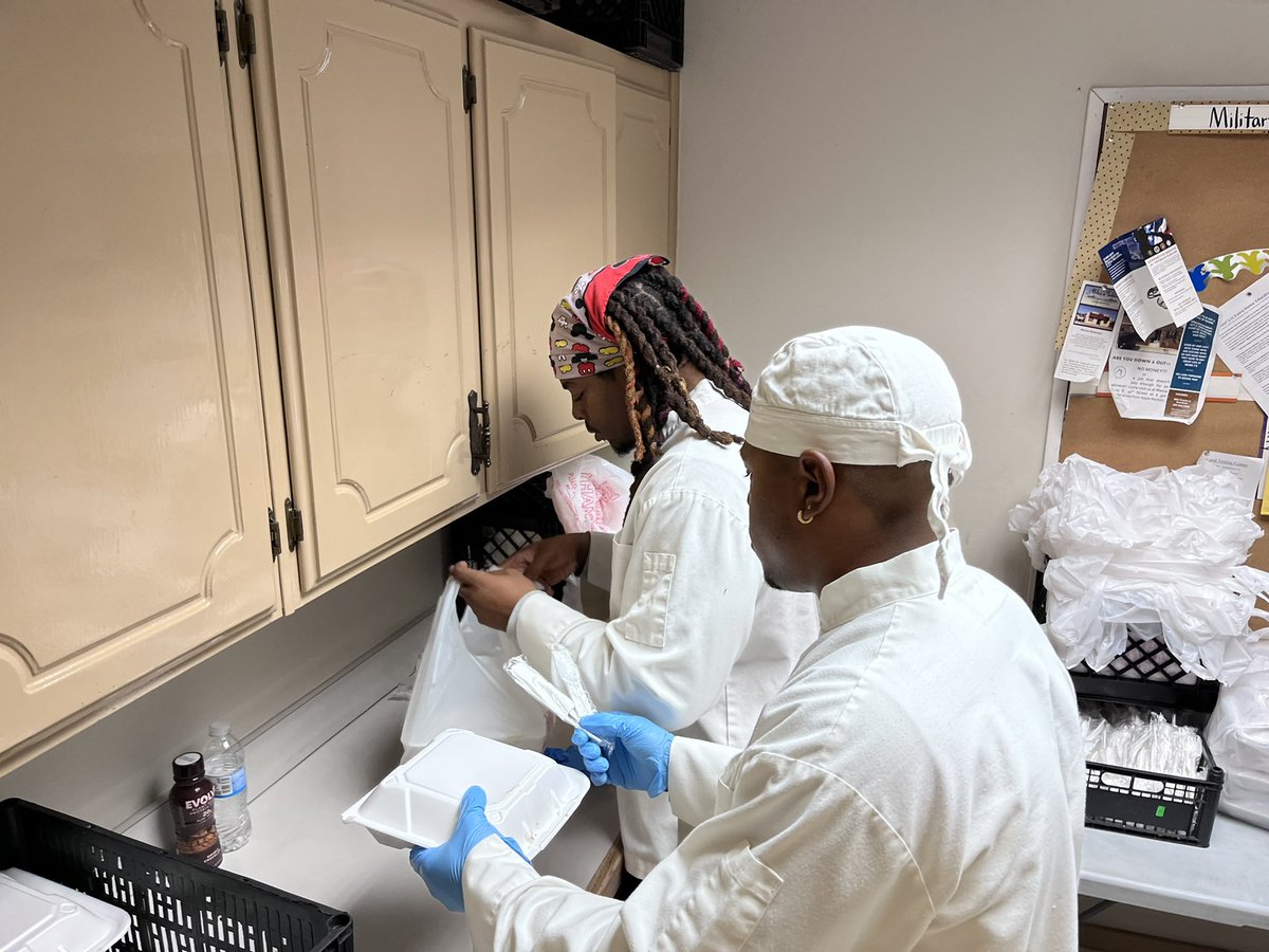 ECUABS1's tweet photo. Thank you to Abbas Table for allowing us to give back to our community, We served over 200 hot meals to those in need!! ♨️🤗 https://t.co/3AgPZrguPD