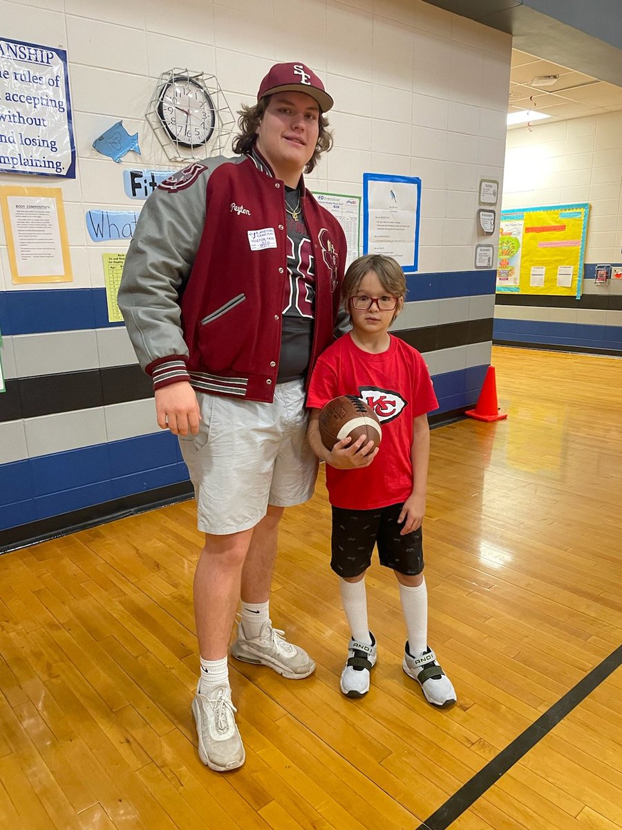 SouthEffingham1's tweet photo. @SEHS_Athletics two sport student-athlete @Peytonbeasley68 having fun mentoring today at Blandford Elementary School! @south_effingham #DoRight https://t.co/3CiuUMpqEv