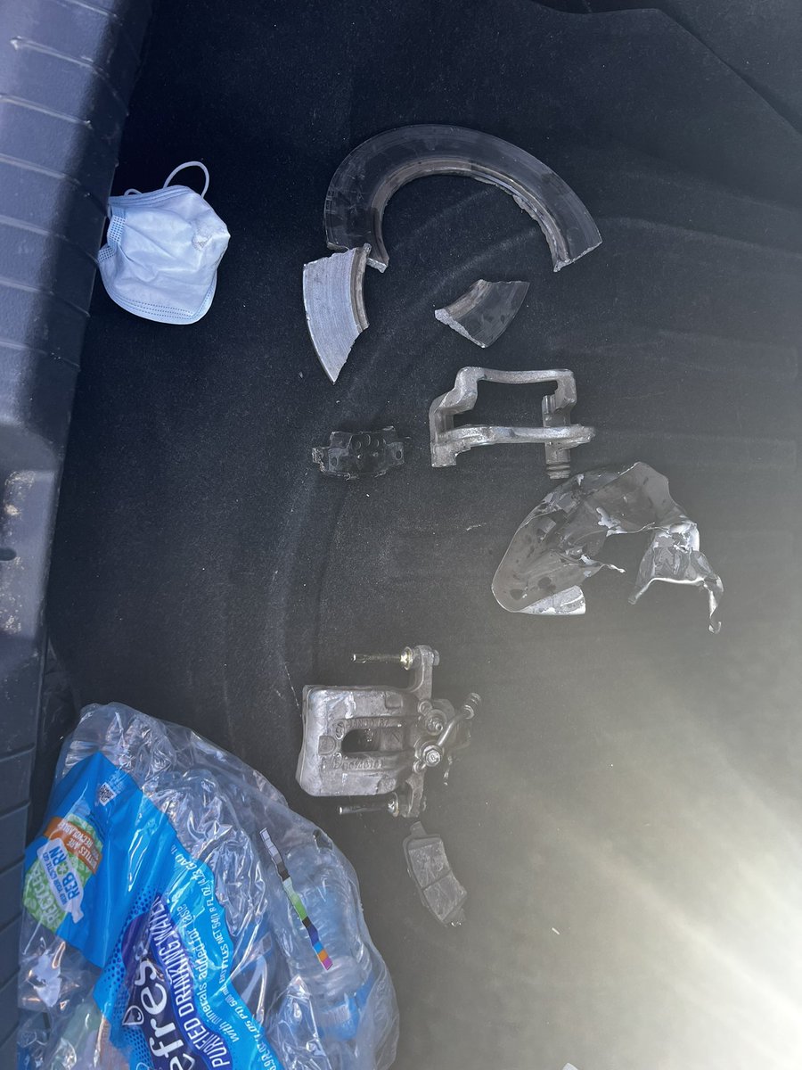ur_salad's tweet photo. Lmaoo is this supposed to happen after a brake change? https://t.co/svywDIL6iP