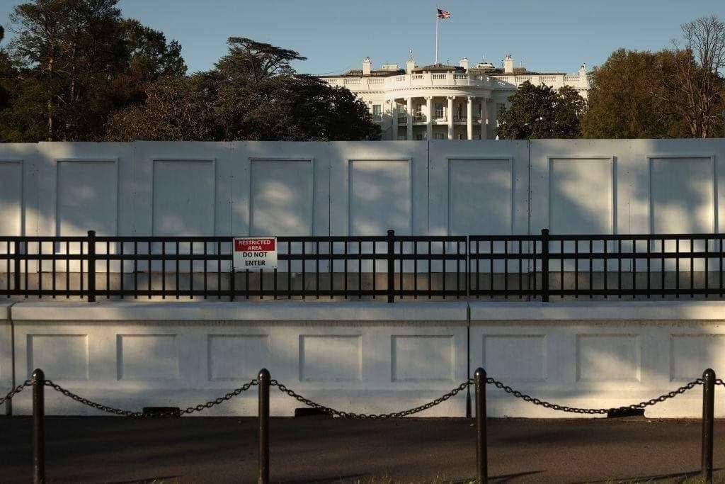 يبدوا أن بيت الشيطان قلق من إندلاع أحداث قريبة لذالك يسارعون في بناء جدران وحواجز.