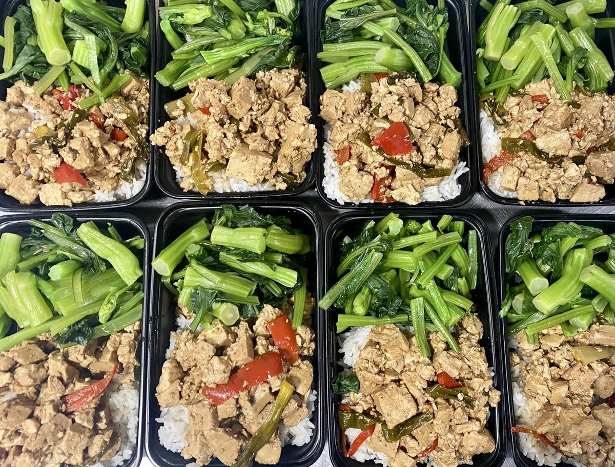 WCKitchen's tweet image. A peek at just a few of the nearly 50,000 meals WCK restaurant partners have served across NYC in recent weeks 😍 Since activating in response to the Omicron surge, we&apos;ve served these delicious meals to staff vaccinating &amp;amp; testing residents at 85 different sites. #ChefsForAmerica