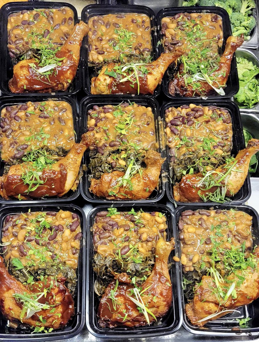 WCKitchen's tweet image. A peek at just a few of the nearly 50,000 meals WCK restaurant partners have served across NYC in recent weeks 😍 Since activating in response to the Omicron surge, we&apos;ve served these delicious meals to staff vaccinating &amp;amp; testing residents at 85 different sites. #ChefsForAmerica