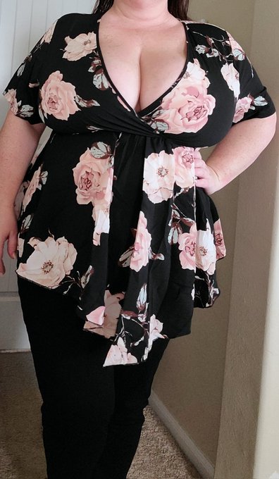 My friends cant decide lol.  Yes or no? Should I keep this or send it back? I'm not a floral fan, but<a href="/tag/mvsales"class="tags"><span>#mvsales</span></a>