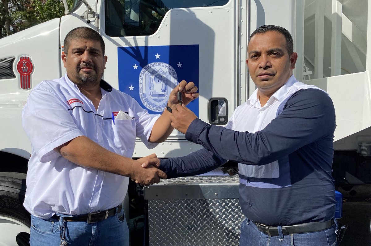 RavinSosa's tweet photo. Recibí el primer camión compactador nuevo, con un valor de $149,854.50, adquirido a solo 9 meses de iniciada mi gestión municipal.

Me llena de satisfacción cumplirle a la población una de las promesas realizadas en campaña.

#VamosPorElCaminoCorrecto. https://t.co/H4Mbv5UmQ8