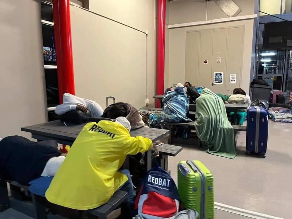 MnguboII's tweet photo. Hey guys these are student from University of free state at Bloemfontein.they have nowhere to sleep, they are sleeping at bridged, phezu kwamatafula naphansi😭
Please check your siblings, cousins and friends 💔they have been sleeping here for days without food!! https://t.co/5GBlu3u6O2