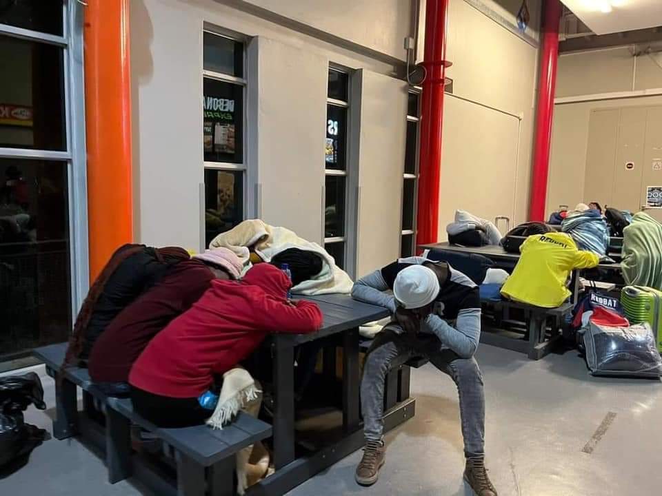 MnguboII's tweet photo. Hey guys these are student from University of free state at Bloemfontein.they have nowhere to sleep, they are sleeping at bridged, phezu kwamatafula naphansi😭
Please check your siblings, cousins and friends 💔they have been sleeping here for days without food!! https://t.co/5GBlu3u6O2
