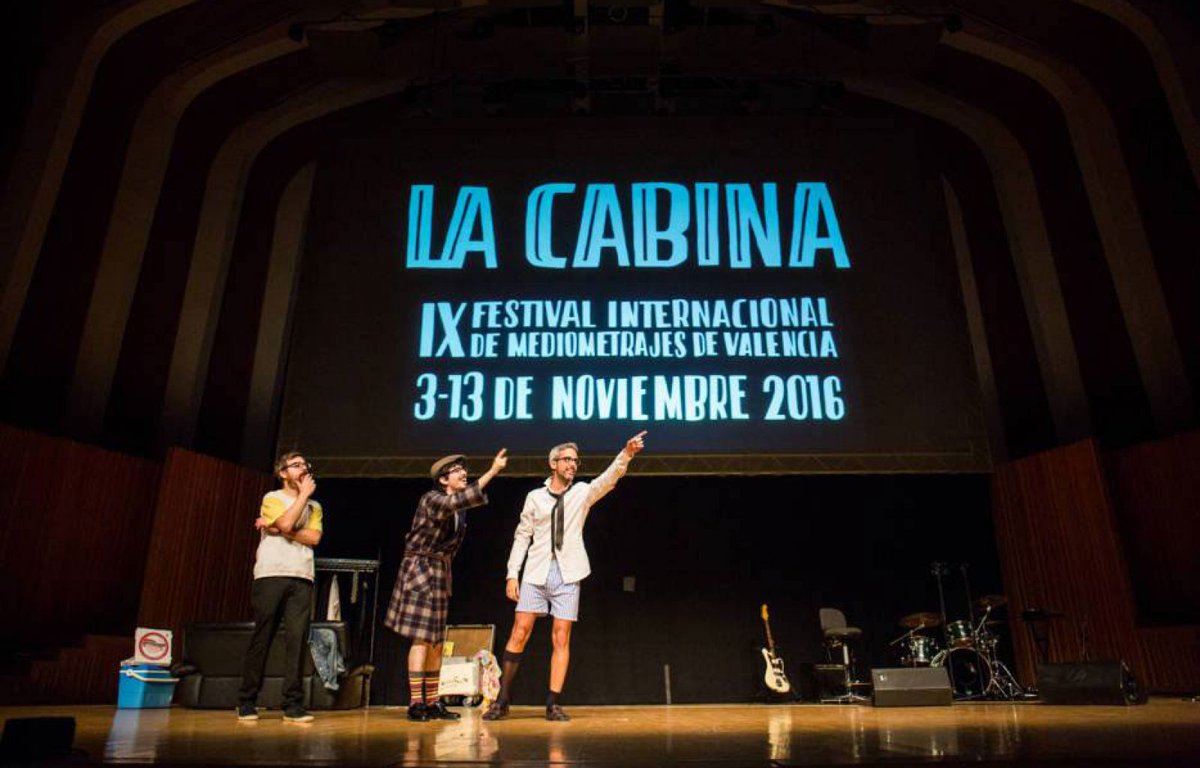 Cinema_Scupe's tweet photo. Lo de los @PremiosGoya en el @LesArtsValencia está fetén, pero permitidnos que barramos para casa y recordemos la gala de @La_Cabina que guionizamos y presentamos en 2016 con nuestras mejores ídem... https://t.co/k8NGGuWyRe