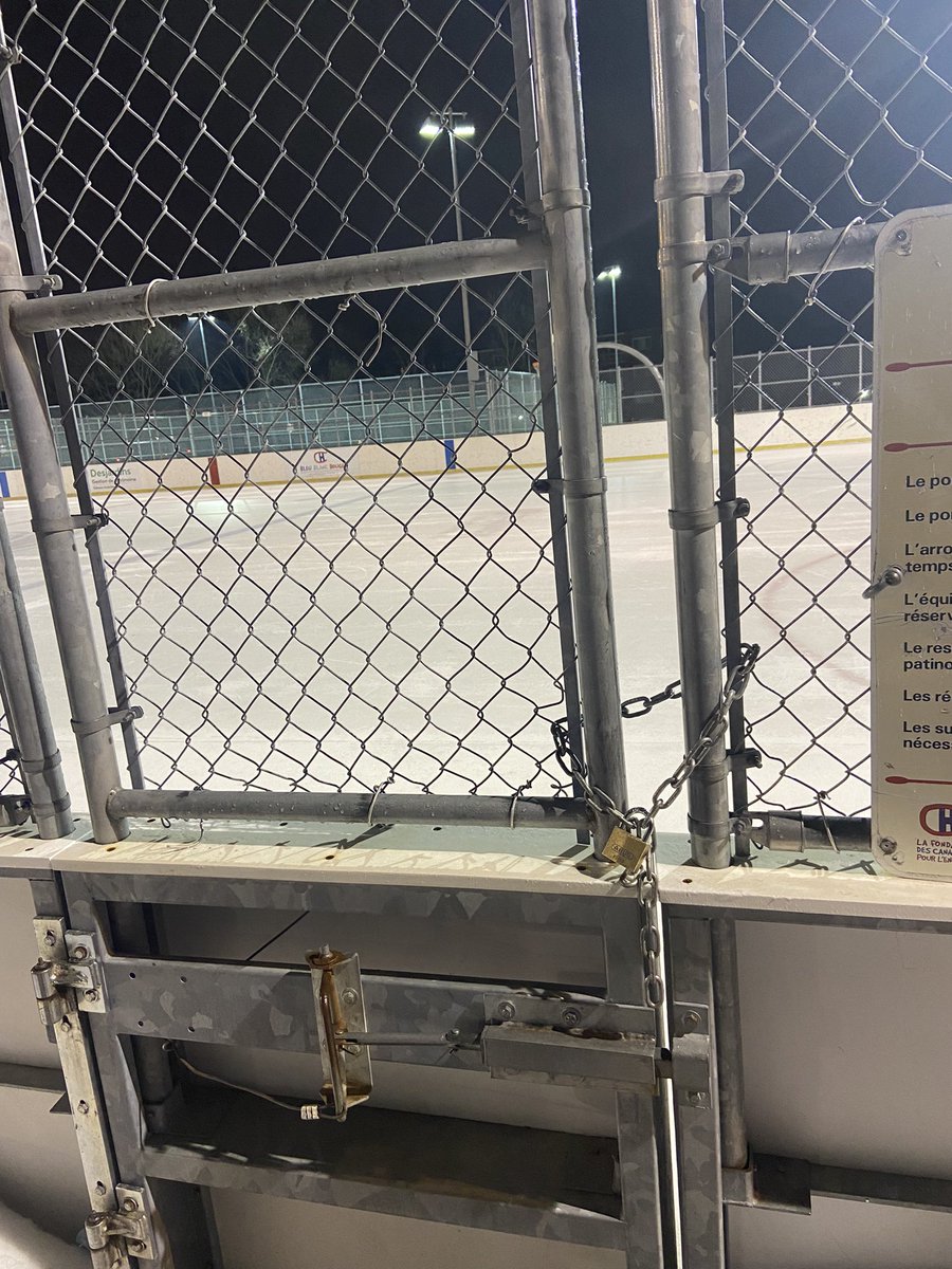 JeremyFilosa's tweet photo. Beau vendredi soir avec le petit, première tentative de venir jouer au hockey sur la patinoire #BleuBlancBouge à #MontrealNord, of course c’est fermé!!!
@CanadiensMTL @cblackmairesse 
🤬🤬🤬 https://t.co/g4hwYaeJaX