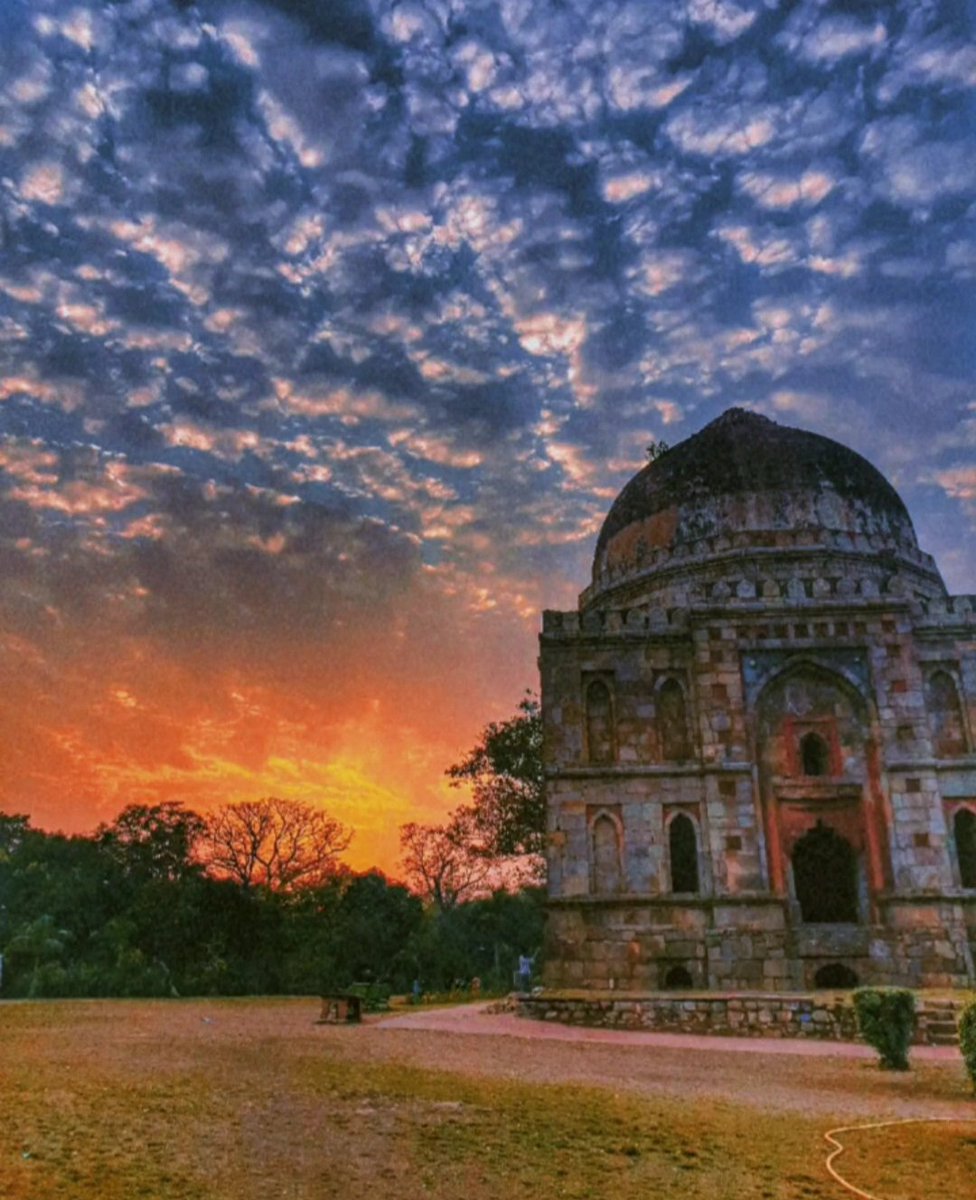shivornia's tweet photo. #newdelhi #shivorniaphotography 
Shish Gumbad 🕌 https://t.co/dQ0z01IM7F