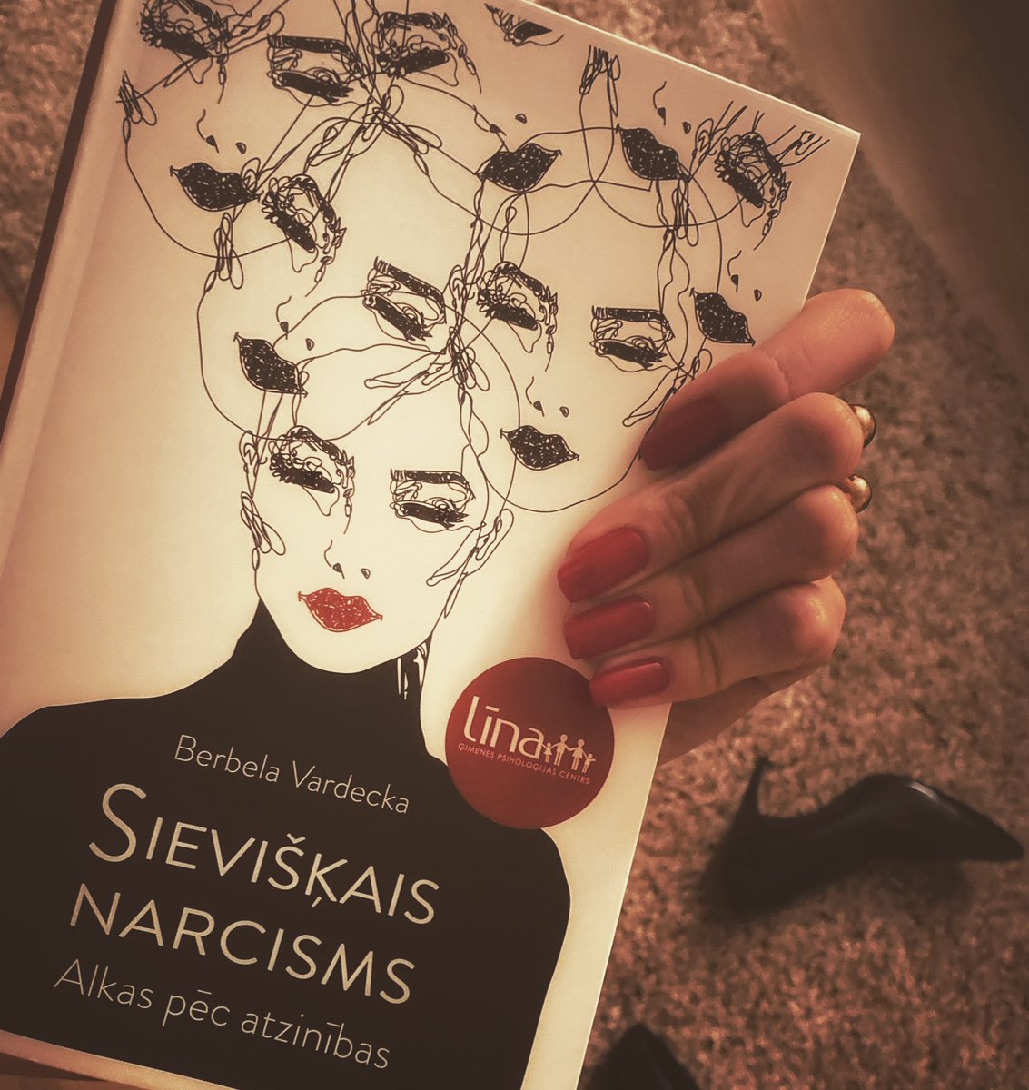Vispirms viņas izlasīs šo… tad liks padusē un ‘skries ar vilkiem’… :)) Iesaku. Sievišķais narcisms.
