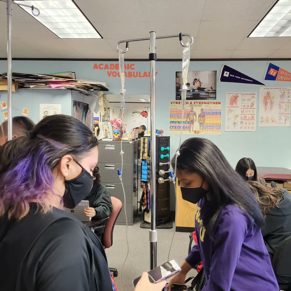 HSHPDallasISD's tweet photo. 𝕎𝕙𝕒𝕥 𝕨𝕖 𝕒𝕣𝕖 𝕝𝕖𝕒𝕣𝕟𝕚𝕟𝕘: More hands on learning today in #MedMath. The students are learning how to calculate IV drip rates, so what better way than priming an IV and counting the drops per minute to bring the lesson to life.  #HSHPProud #ctemonth @CTEinDallasISD https://t.co/WP2SyF5sIX