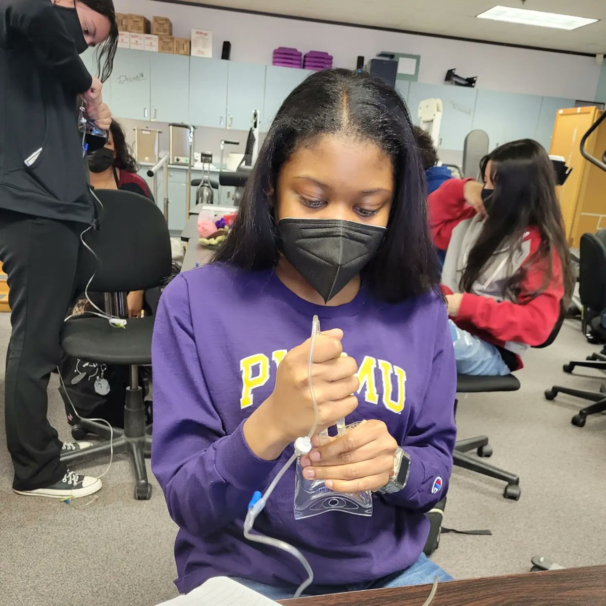 HSHPDallasISD's tweet photo. 𝕎𝕙𝕒𝕥 𝕨𝕖 𝕒𝕣𝕖 𝕝𝕖𝕒𝕣𝕟𝕚𝕟𝕘: More hands on learning today in #MedMath. The students are learning how to calculate IV drip rates, so what better way than priming an IV and counting the drops per minute to bring the lesson to life.  #HSHPProud #ctemonth @CTEinDallasISD https://t.co/WP2SyF5sIX