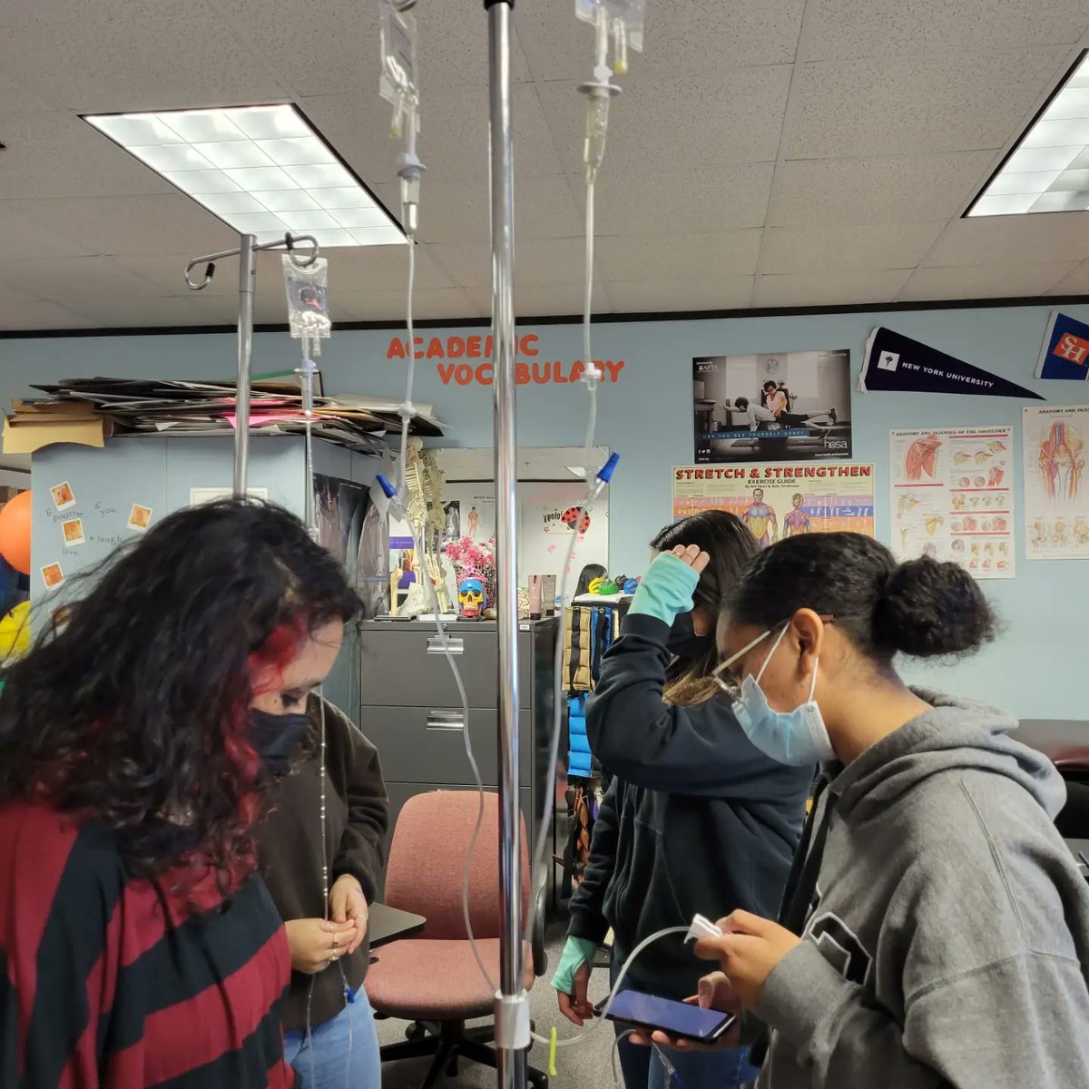 HSHPDallasISD's tweet photo. 𝕎𝕙𝕒𝕥 𝕨𝕖 𝕒𝕣𝕖 𝕝𝕖𝕒𝕣𝕟𝕚𝕟𝕘: More hands on learning today in #MedMath. The students are learning how to calculate IV drip rates, so what better way than priming an IV and counting the drops per minute to bring the lesson to life.  #HSHPProud #ctemonth @CTEinDallasISD https://t.co/WP2SyF5sIX