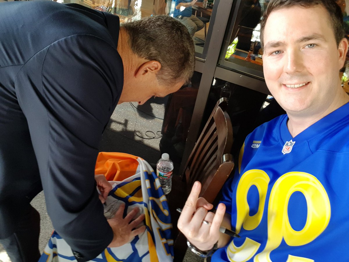 Aar_mor's tweet photo. Just me with the man...the legend @jimeverett 💙💛

Thanks for your time Jim 🤘

Let's Go Rams!

@TouchdownTrips
@LARams_UK @IreNFL

#Legend #RamsHouse #Ramily #SuperBowl #IrishRam🐏 #KTLA https://t.co/2GLbNRoalO