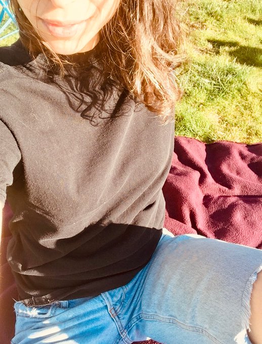 In love with the weather today. Fantasizing about using you as my picnic blanket. https://t.co/Aqi33