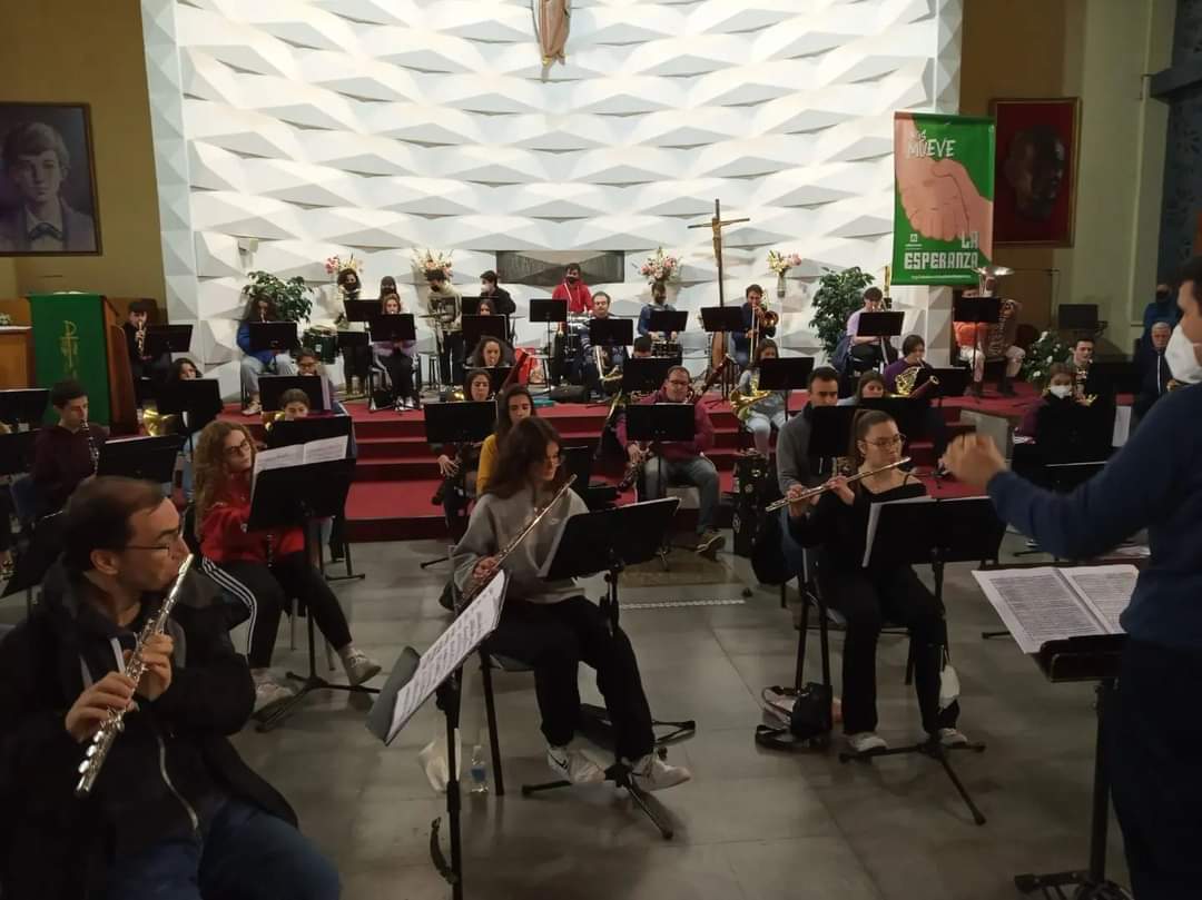 AMCT_OFICIAL's tweet photo. BANDA SINFÓNICA | 
Aquí os dejamos algunas de las fotos del ensayo de esta noche en @SalesianosCAB 
Ya tenemos a las nuevas incorporaciones ayudando a los más veteranos y haciendo a la familia mucho más grande.
#amjct #banda #musica #somosFBMRM https://t.co/FE8PSotJft