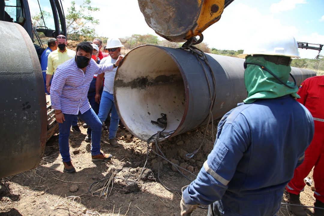 #Noticia 🗞️| El gobernador Ernesto Luna supervisó los trabajos ejecutados en la aducción Amana-Maturín.
Los cuales permitirán recuperar y mejorar el sistema de abastecimiento y distribución de agua potable a los maturineses.
<a href="/RMarcoTorres/">Rodolfo Marco Torres</a>
<a href="/ErnestoLunaPsuv/">Ernesto Luna G.</a>
<a href="/EvelynBVasquez/">Evelyn Vásquez</a>