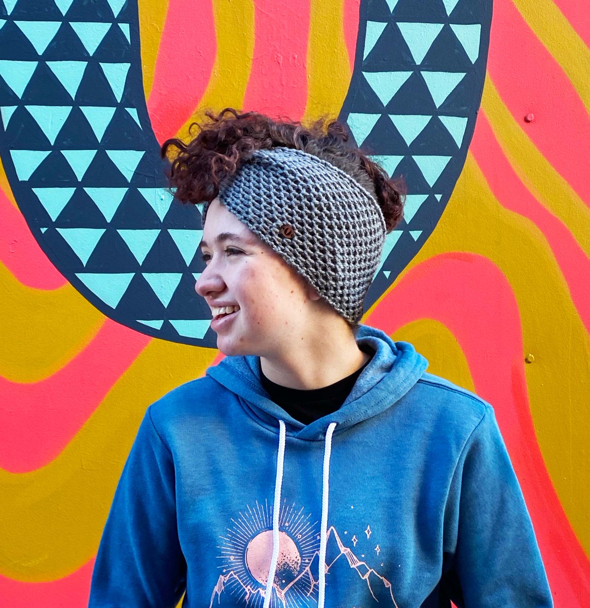 Our new Luna Twist Headband is warm enough to wear under a ski helmet and cute enough to dress up your "sitting by the fire outfit" ;)
akinz.com/products/copy-…