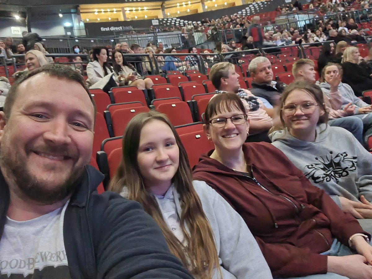 Elfie_paul's tweet photo. What an amazing night seeing @JamesBlunt in @leeds_arena it was amazing! Well done @JamesBlunt we absolutely loved it! @Donnaxj600s #crackinggig https://t.co/eKkDpwgE6k