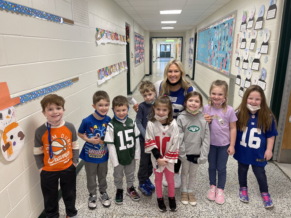 Ms_Morales11's tweet image. Love being able to see some mental health resources in action! Thanks to @MindfulKind_TPT for the awesome worksheets❤️ and @MrsStetsonsCrew for being the best! #HazletProud @SycamoreECLC #smilegrams #circleofsupport☀️