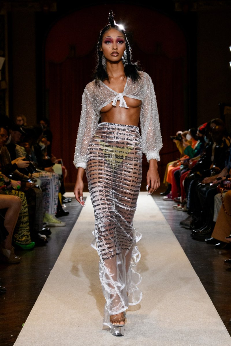 fashHUN_'s tweet photo. Tia Adeola F/W 2022 

for the hot girls, no? https://t.co/L260v7diAQ