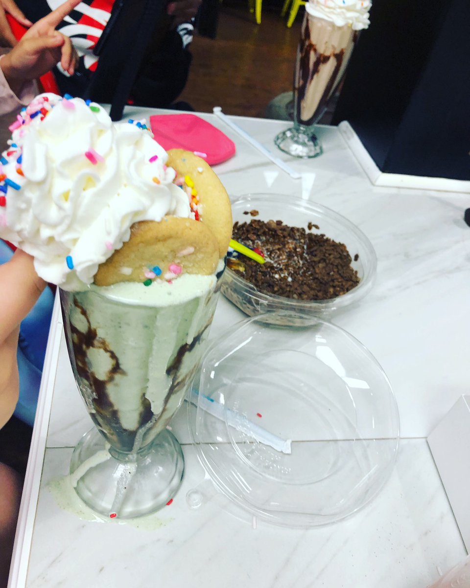 KH4774's tweet photo. Milkshakes and cereal with the kids to cap off a Friday at #Frydays https://t.co/iAnvNAleEV