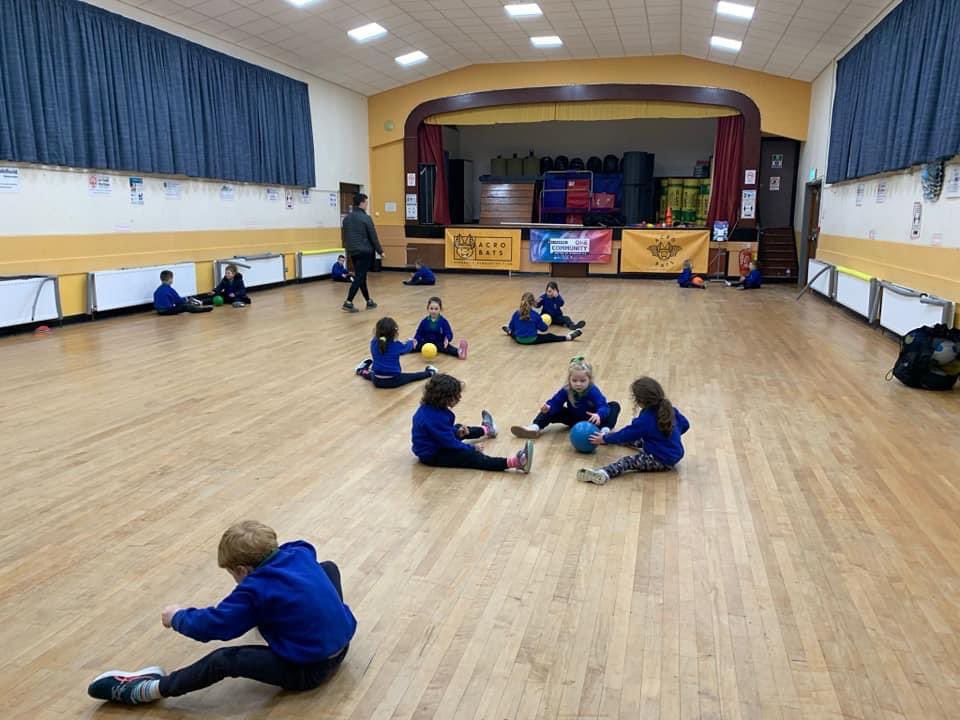 FKnocknagin's tweet photo. A massive thank you to @CFNIreland for funding this multisports programme and active kids for facilitating. We are half way through the 10week programme and it has been a great success. The children are learning key sporting skills while having great fun. ⚽️🏒🏀🤸🏻‍♂️🤾🏻 https://t.co/WJvOqj253a