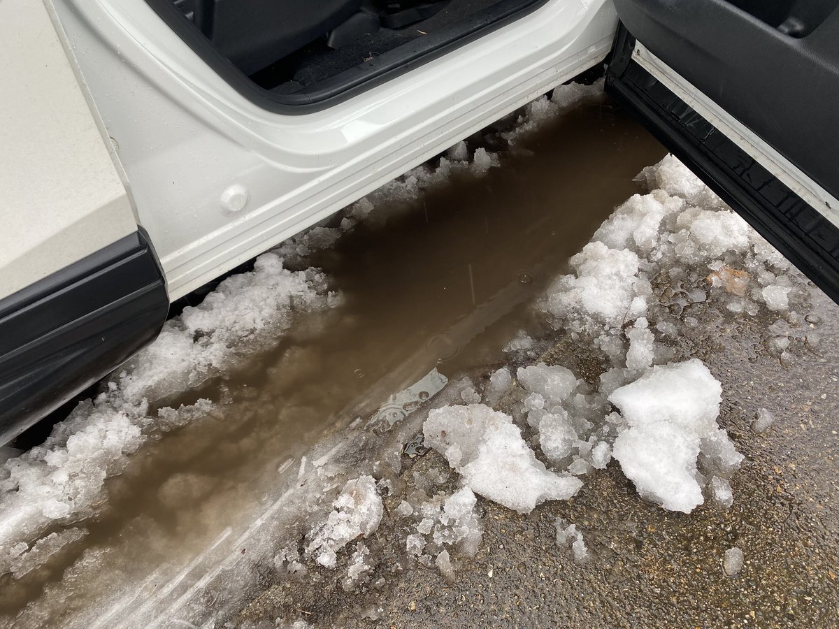 laurenkostiuk_'s tweet image. Ugh the worst part of winter! Now my sock is all wet! 🥴 #midwestproblems